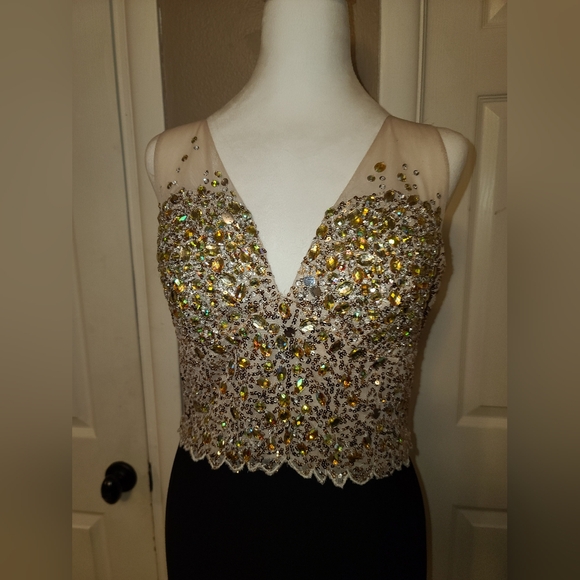 Formal Dress. - Picture 2 of 4